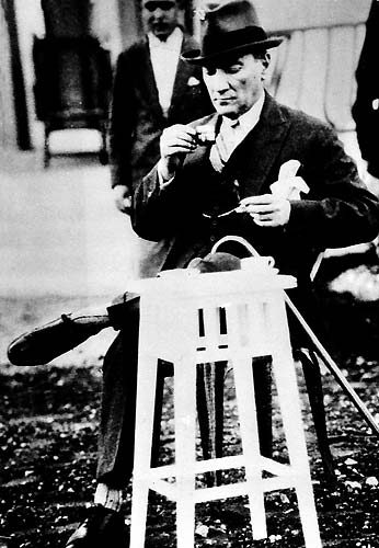 Gazi Mustafa Kemal kahve içerken, 1930