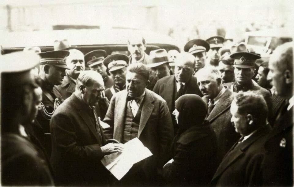 Atatürk Edirne'de bir kadının derdini dinlerken, 25 Aralık 1930