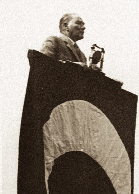 Atatürk Etimesgut Türkkuşu tesislerinin açılışında, 3 Mayıs 1935