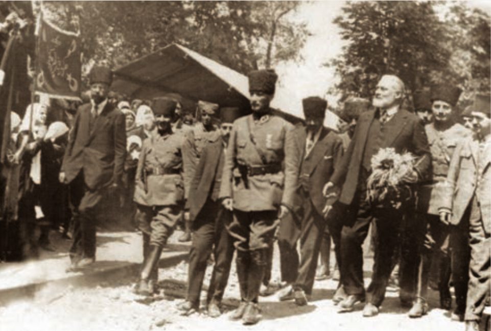 Mustafa Kemal Paşa Fransız yazar Claude Farrère ile, İzmit, 18 Haziran 1922