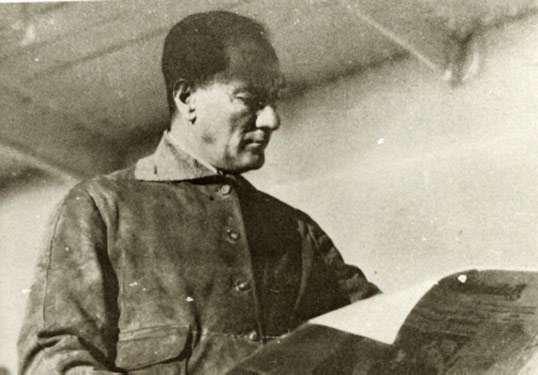 Atatürk gazete okurken
