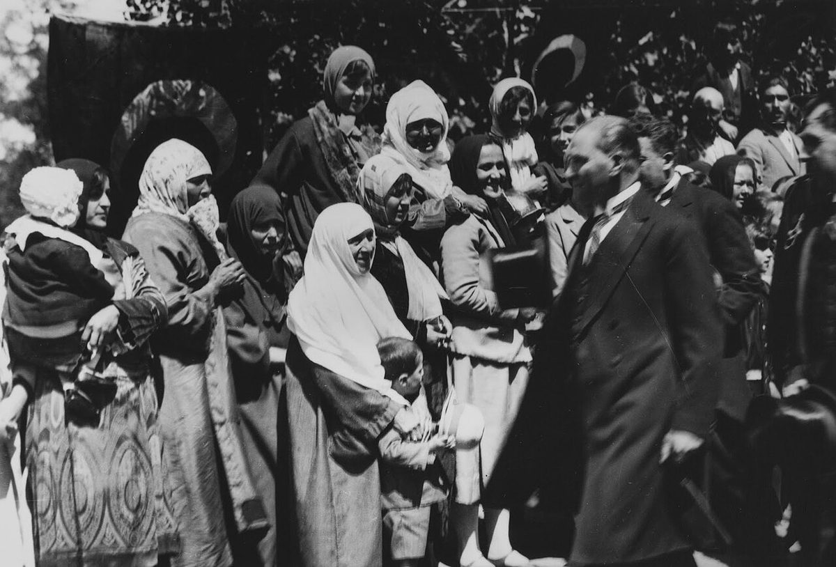 Gazi Mustafa Kemal halkla birlikte, 5 Haziran 1928