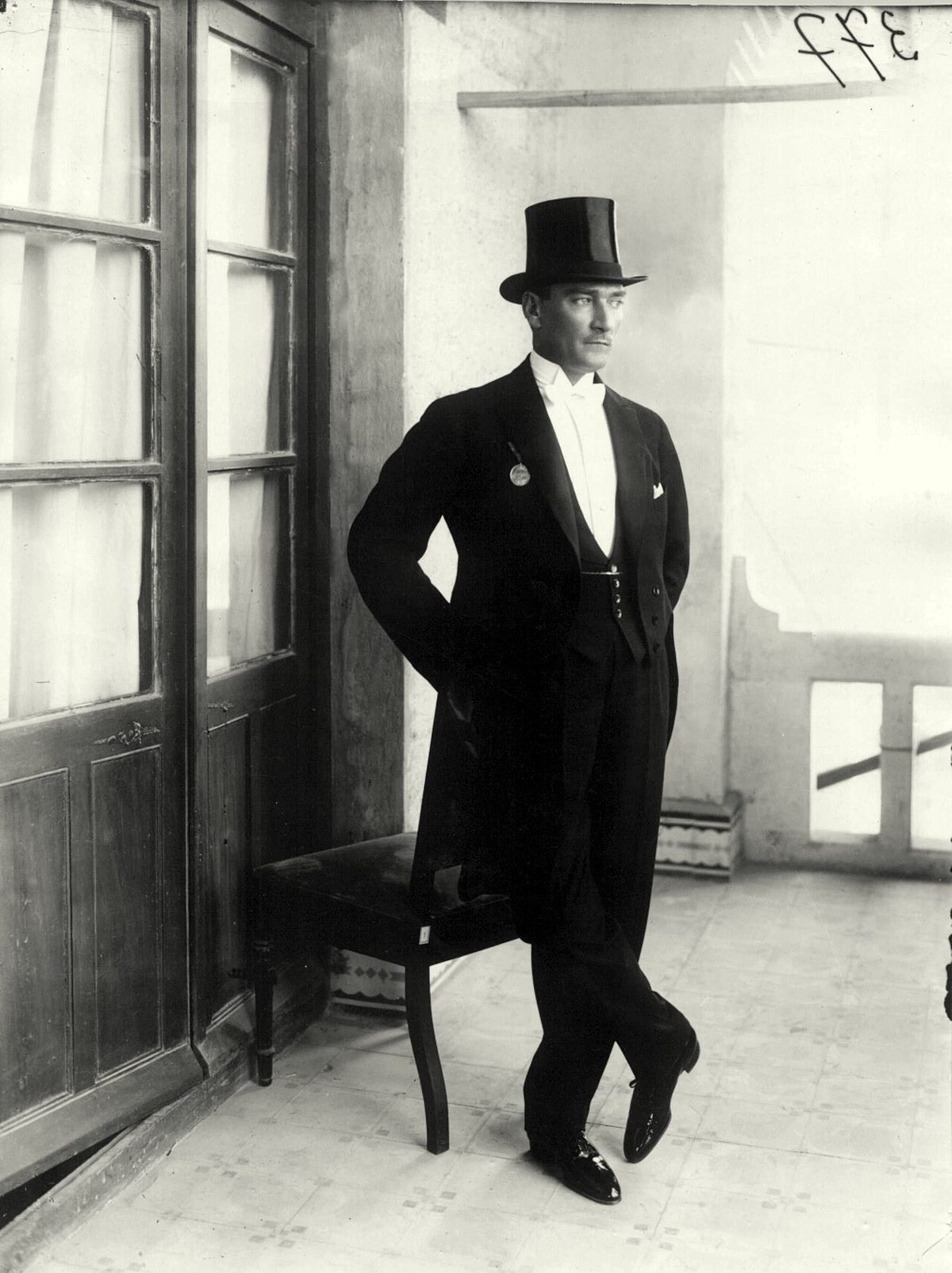 Beyaz papyonlu frakla Atatürk portresi