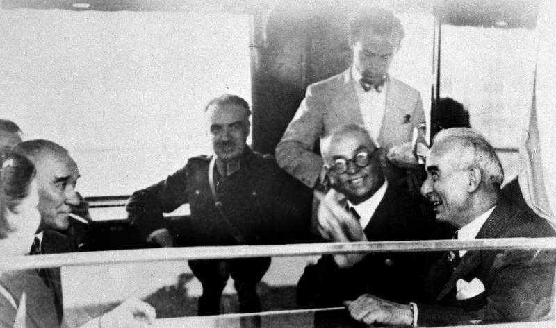 Atatürk, İsmet İnönü, Celâl Bayar ve Fevzi Çakmak bir arada