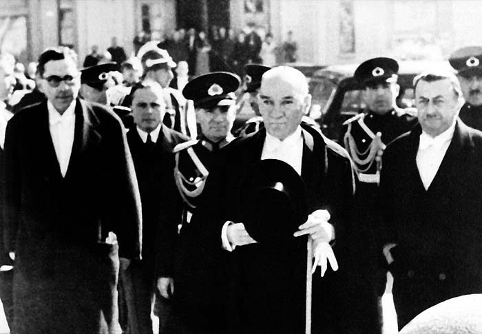 Atatürk TBMM binasına girerken, 1936