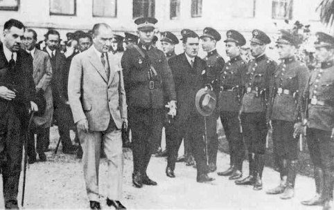 Atatürk Dolmabahçe Sarayı'ndan ayrılırken