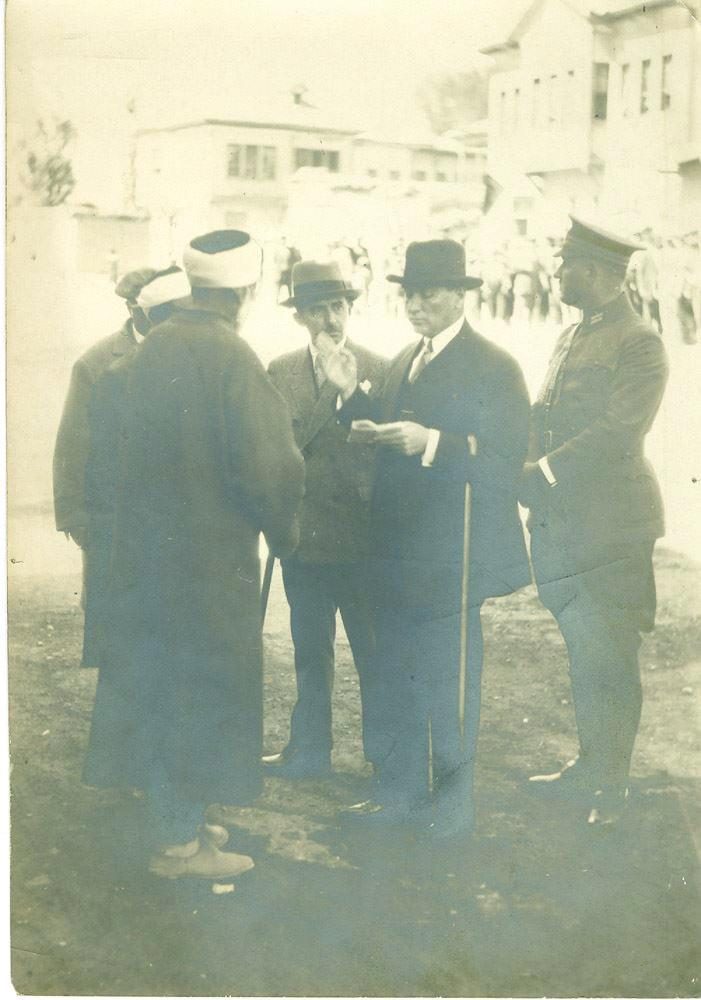 Mustafa Kemal köy öğretmenleriyle konuşurken, 1928