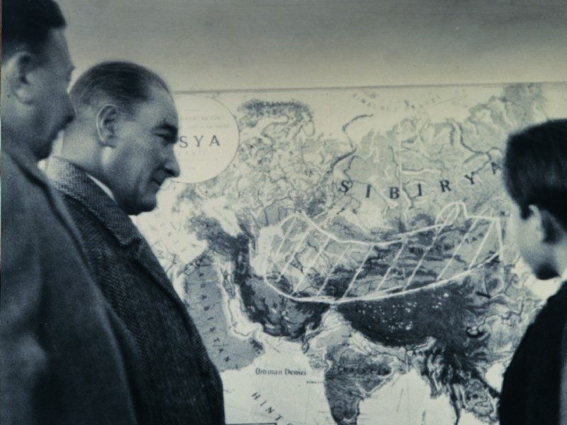 Atatürk, Orta Asya haritası önünde
