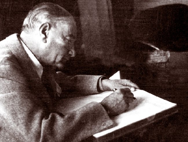 Atatürk çalışma masasının başında