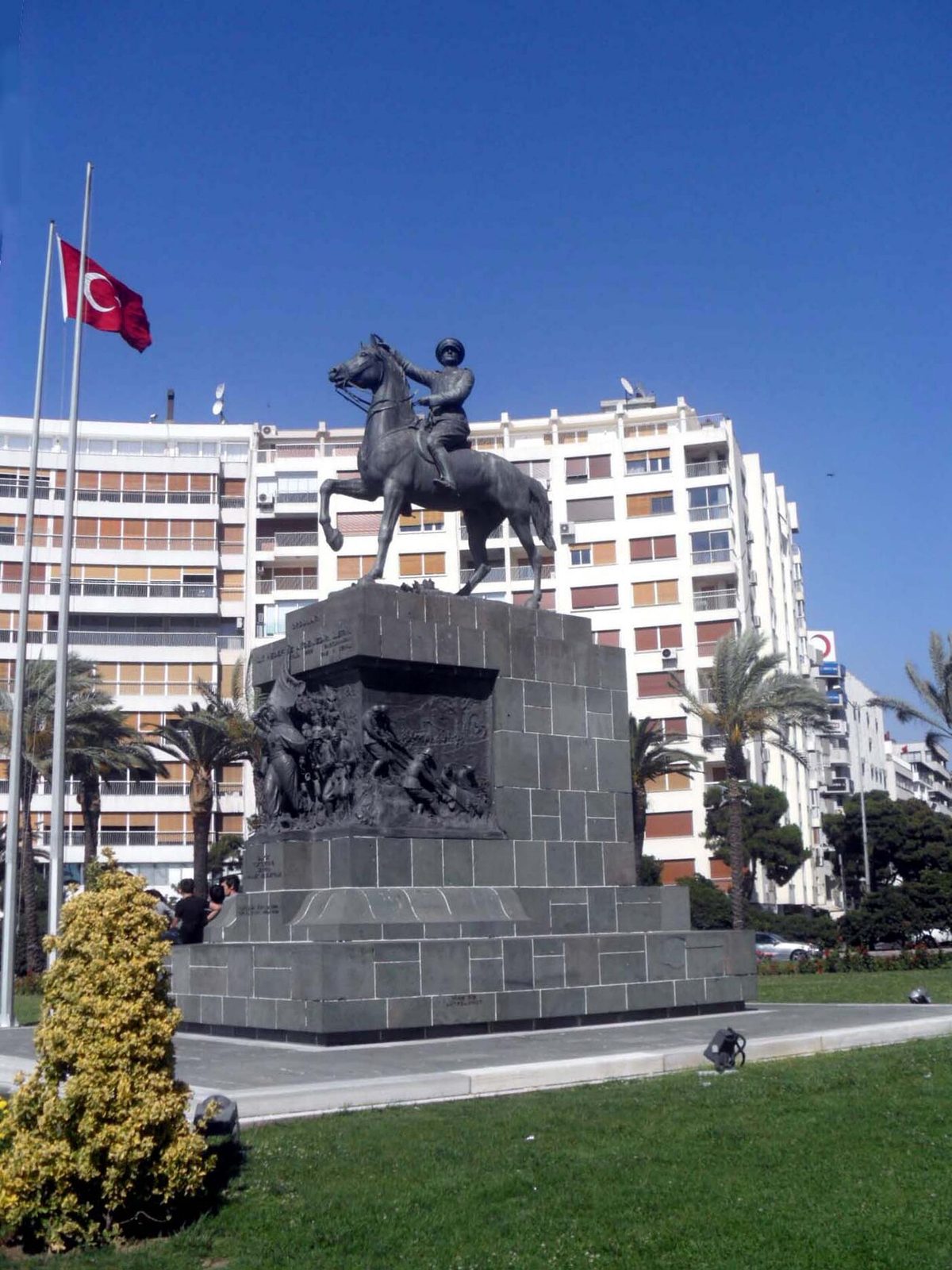 İzmir Cumhuriyet Meydanı'ndaki Atatürk Anıtı