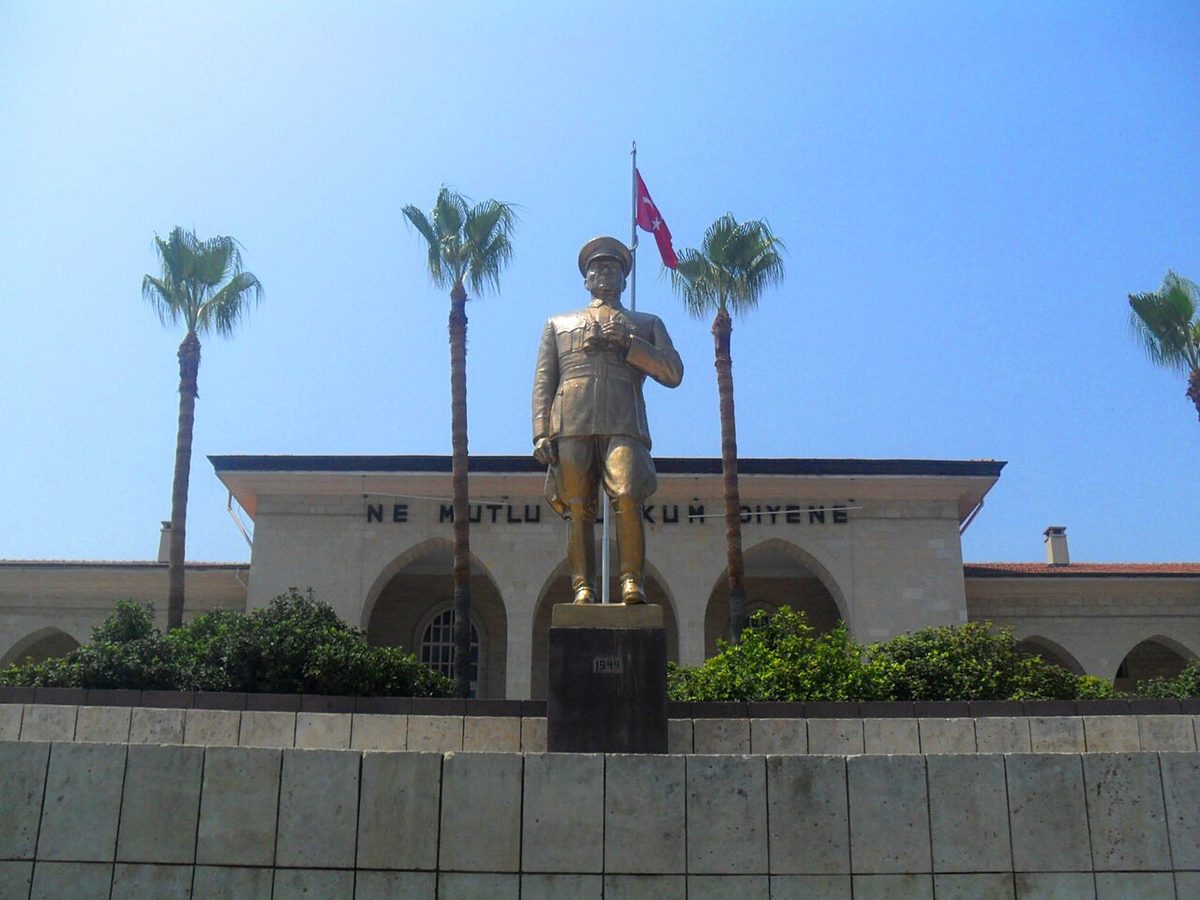 Mersin'deki Atatürk Anıtı