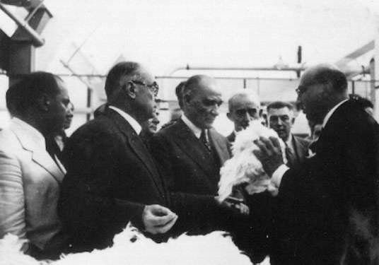 Nazilli Basma Fabrikası'nın açılışında Celal Bayar, Atatürk, İsmet İnönü ve Fazlı Turga, 9 Ekim 1937