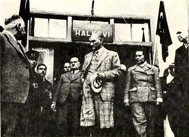 Atatürk ve Sabiha Gökçen, 17 Kasım 1937'de Pertek Halkevi'ni ziyaret ederken