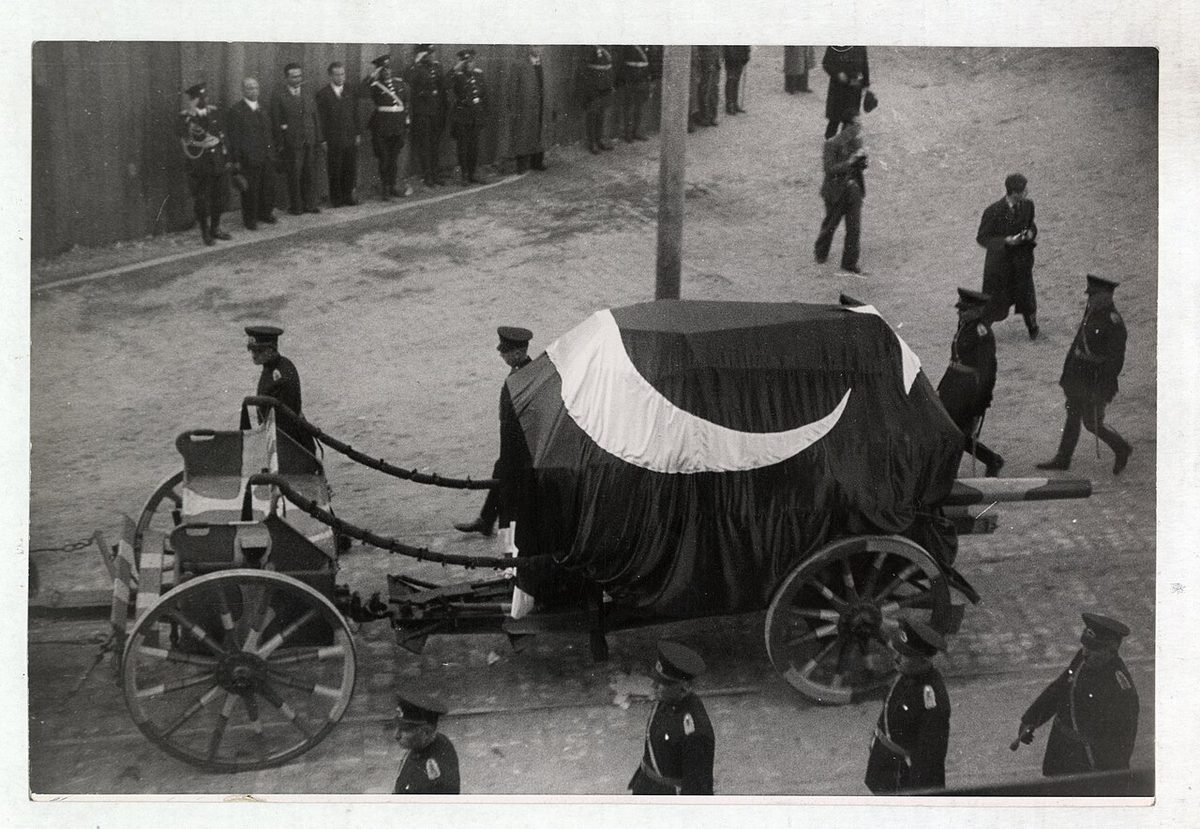 Atatürk'ün naaşı 19 Kasım 1938 sabahı Dolmabahçe'den Sarayburnu'na götürülürken
