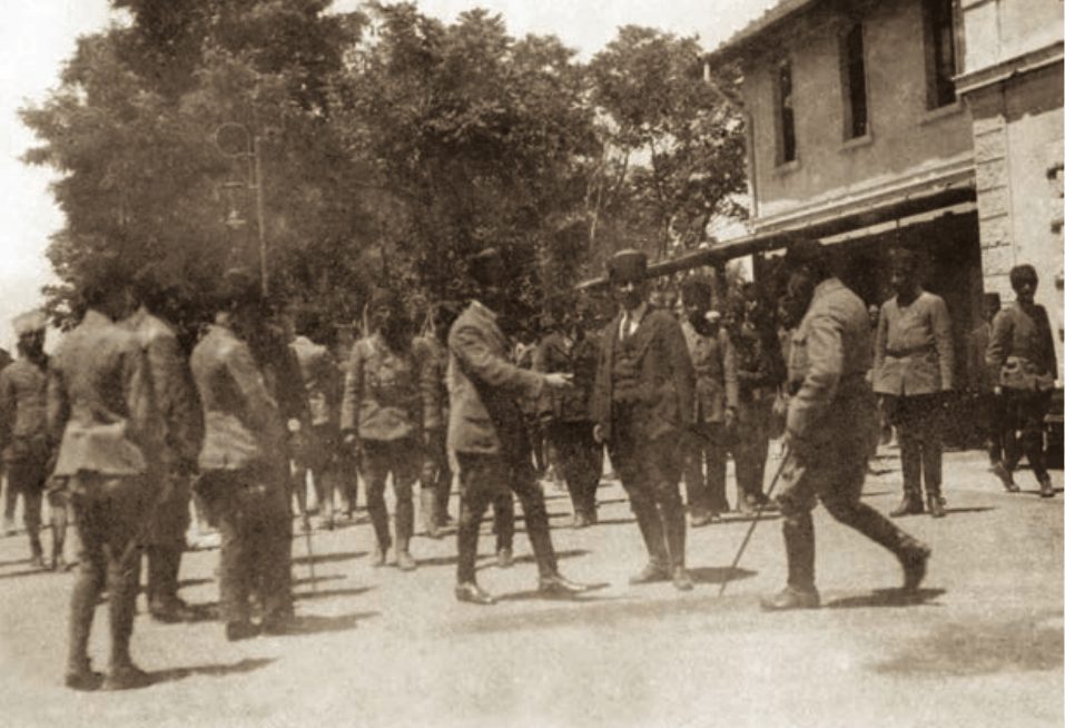 Mustafa Kemal Paşa Sakarya Muharebesi öncesinde Ankara'dan cepheye hareket ederken, 12 Ağustos 1921