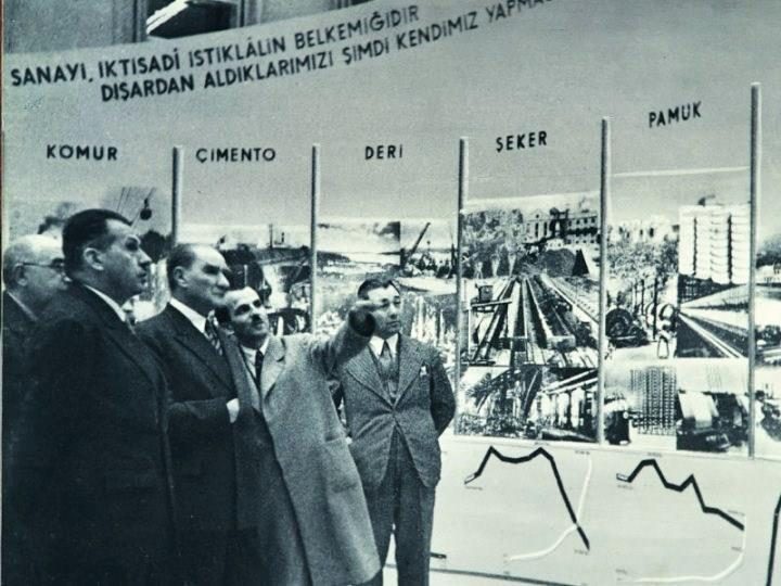 Atatürk bir sanayi kuruluşunu gezerken