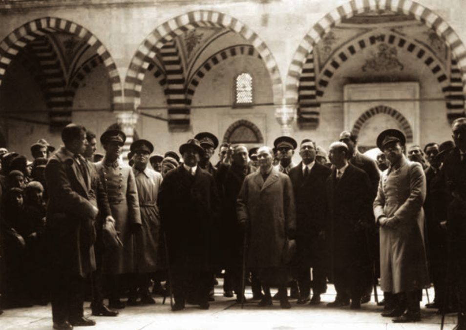 Atatürk Edirne'de Selimiye Camii'nde, 25 Aralık 1930