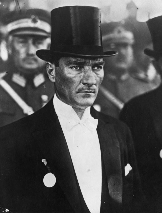 Atatürk İstiklal Madalyası ile bir törende, 1925
