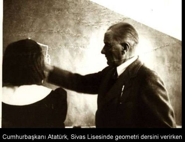 Atatürk Sivas Lisesi'nde geometri dersi verirken