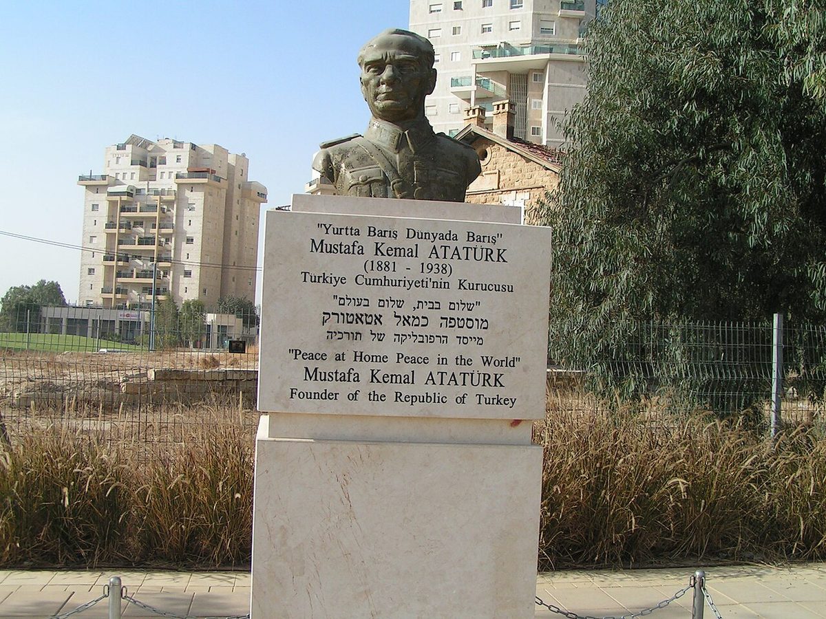 Beerşeba'daki Türk Askerleri Anıtı'nın yanında yer alan Atatürk büstü
