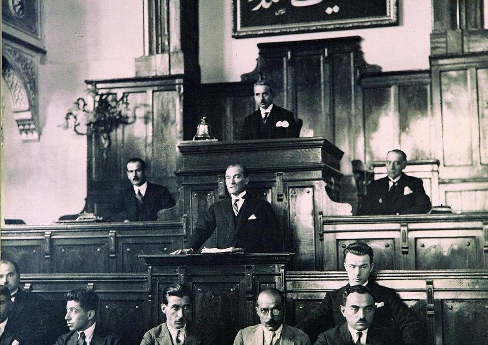 Atatürk TBMM'de Nutuk'u okurken, Ekim 1927