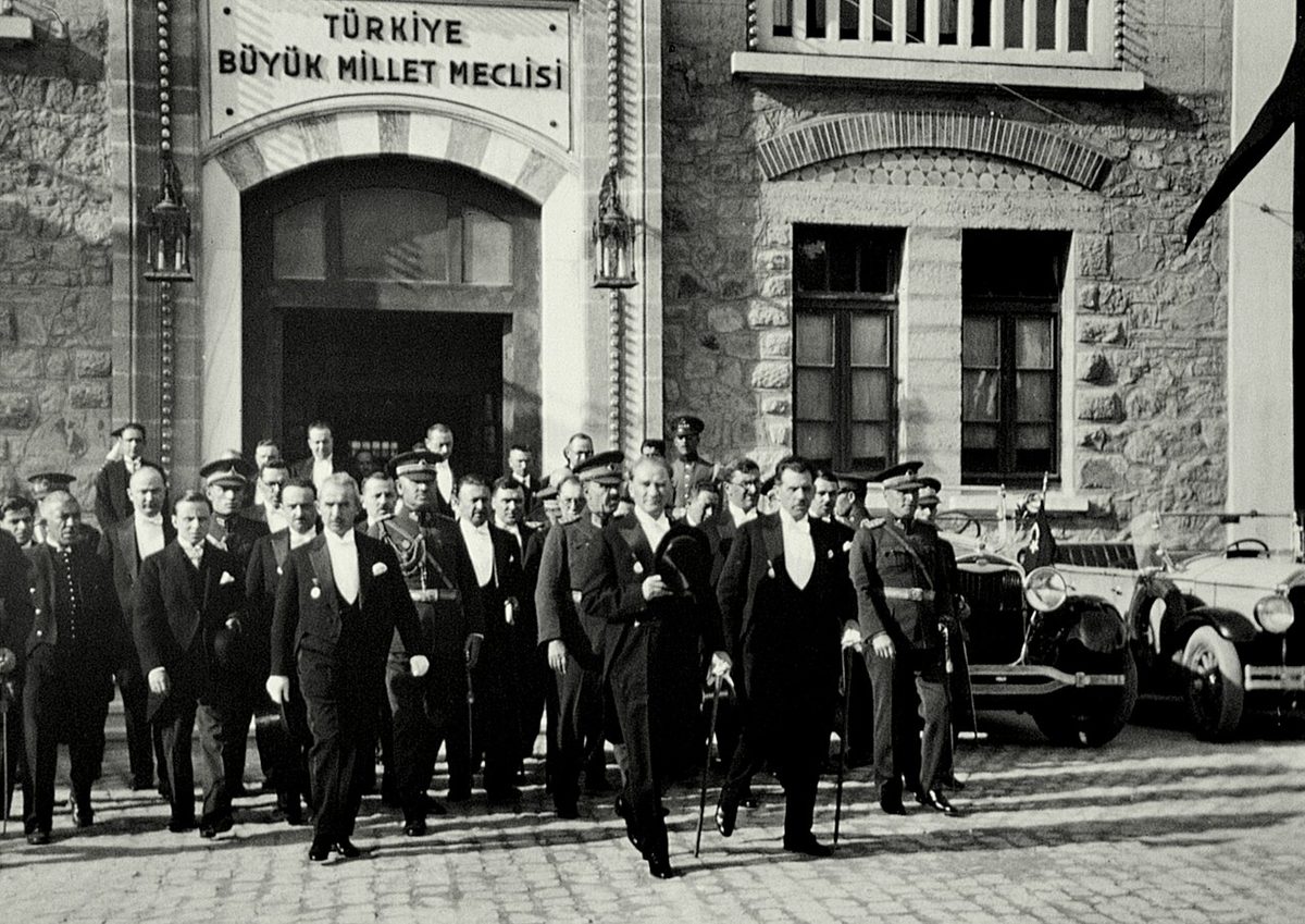 Atatürk, İsmet İnönü ve Fevzi Çakmak TBMM'den çıkarken