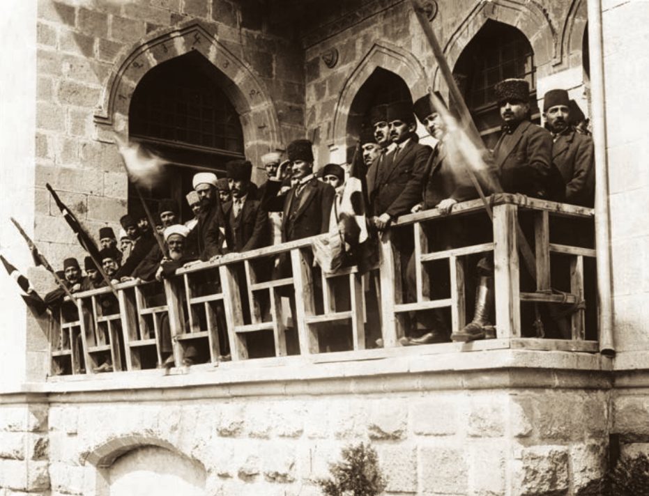 Mustafa Kemal Paşa, 28 Mayıs 1922'de Meclis binasının balkonundan halkı selamlarken