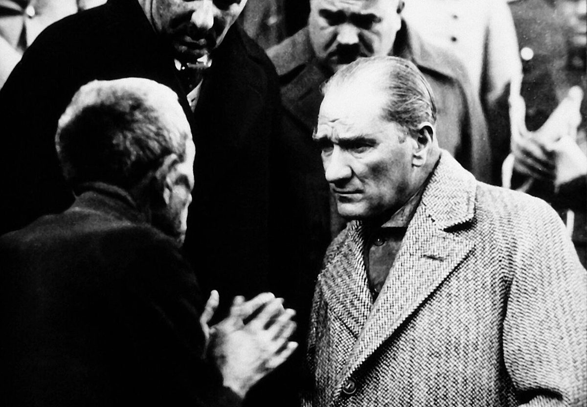Atatürk Tokat'ta bir yurttaşı dinliyor, 1930