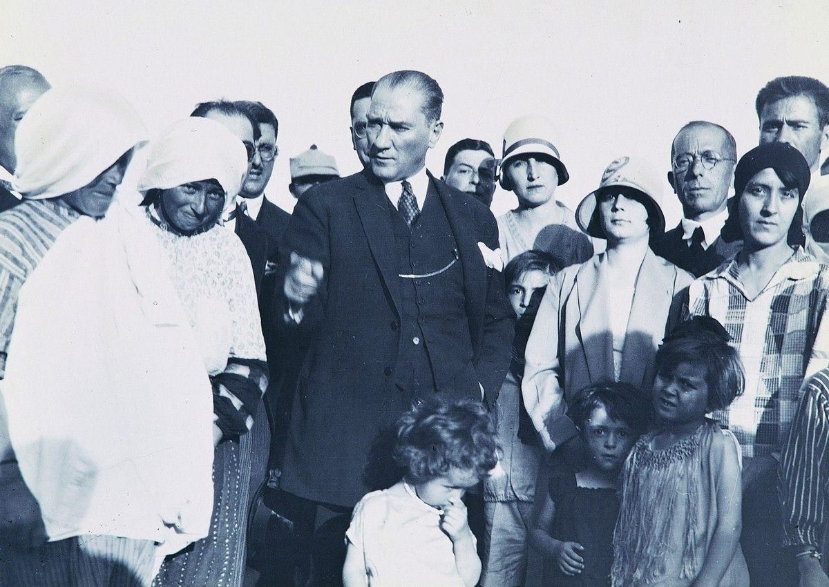 Atatürk Trabzon'da köylü bir aile ile, 28 Kasım 1930