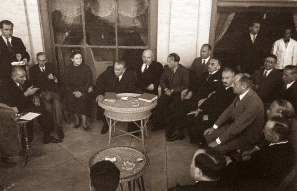 Atatürk, III. Türk Dil Kurultayı sırasında bilginlerle, Dolmabahçe, Ağustos 1936