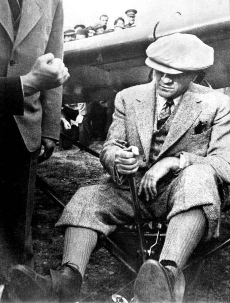 Atatürk Türkkuşu'nun açılışında US-4 planörü hakkında bilgi alıyor