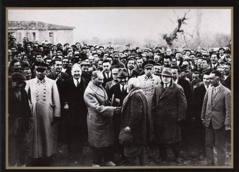 Atatürk bir vatandaşla sohbet ederken, 30 Aralık 1931