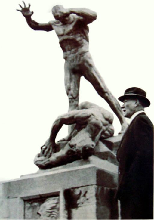 Atatürk Büyük Utku Anıtı'nın önünde