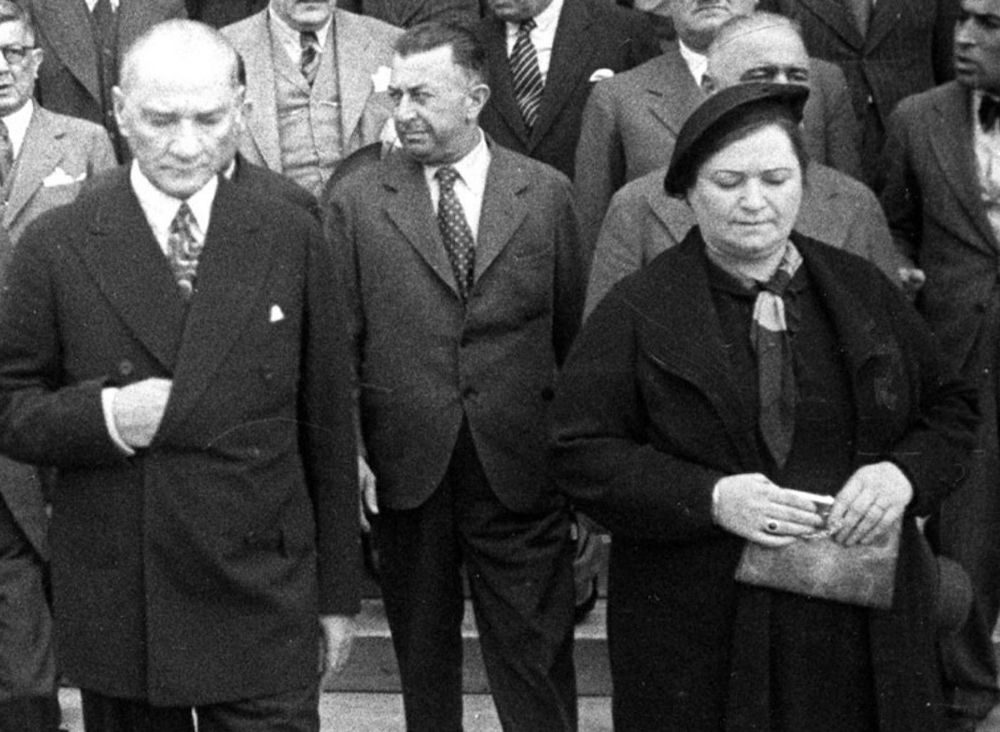 Atatürk kız kardeşi Makbule Hanım ile