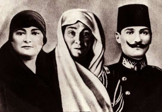 Mustafa Kemal annesi Zübeyde Hanım ve kız kardeşi Makbule ile, 1905