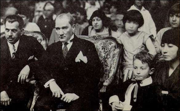 Gazi Mustafa Kemal 23 Nisan 1929 kutlamalarında