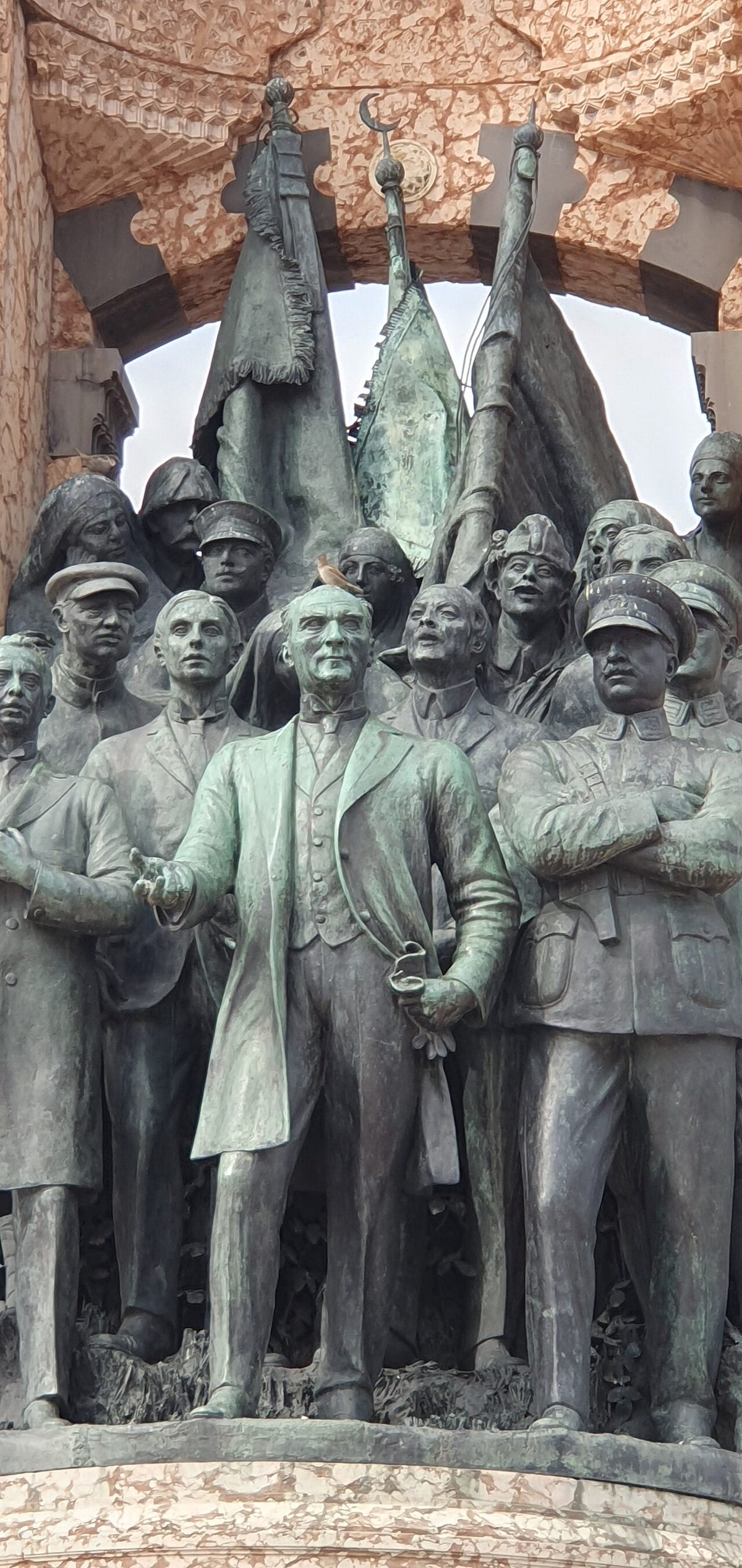 Anıtta Atatürk figürü