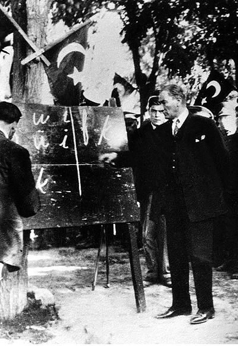 Atatürk yeni harfleri öğretirken, 20 Eylül 1928