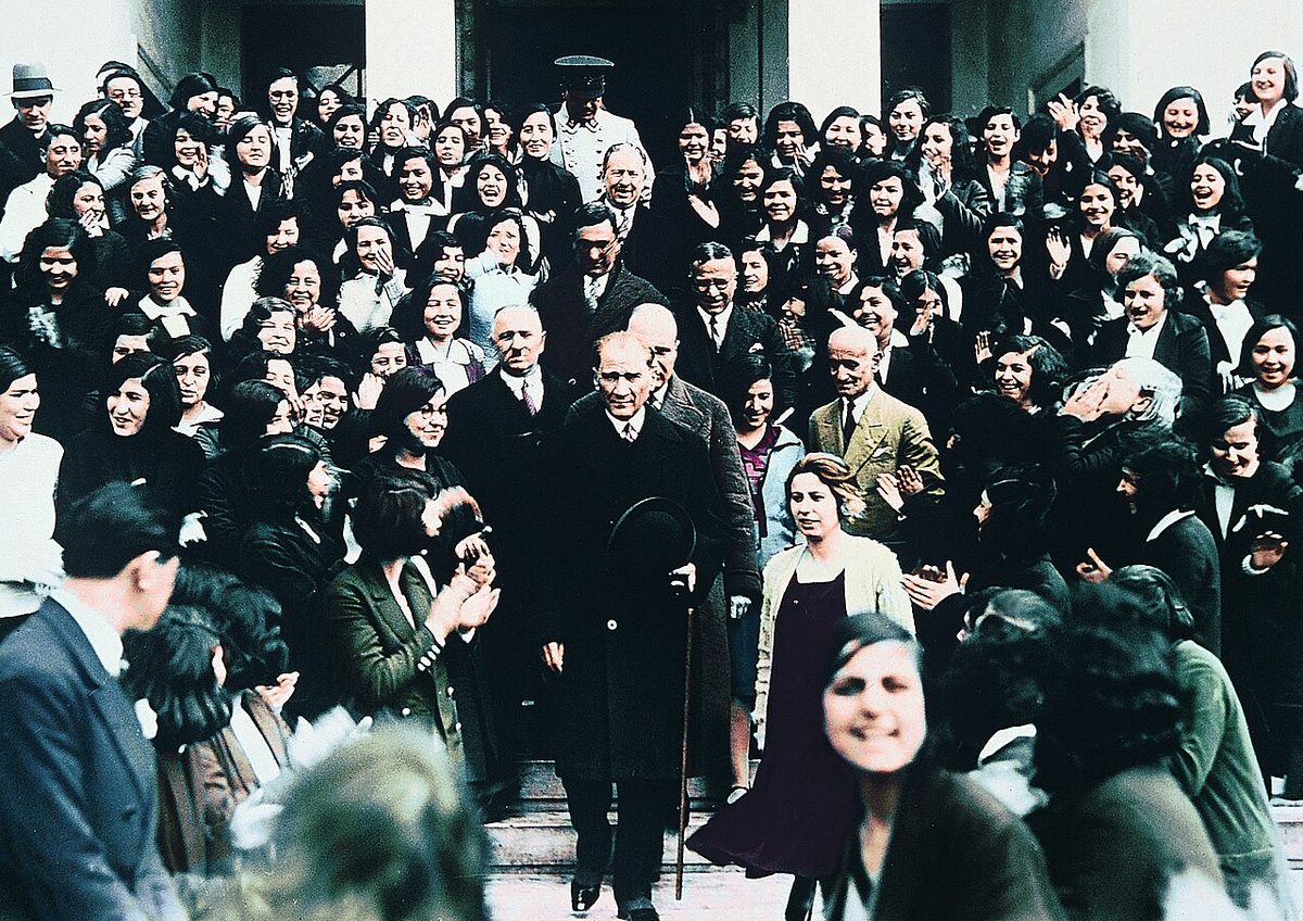 Atatürk bir okulu ziyaret ederken