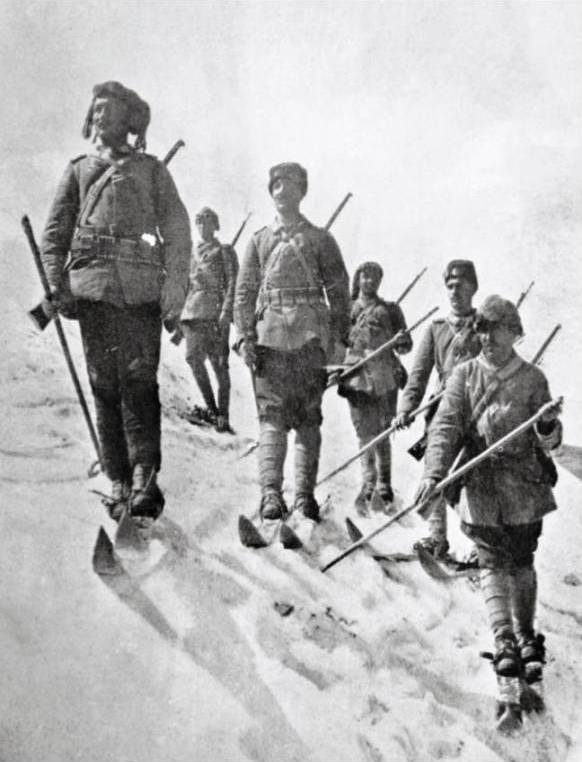 Sarıkamış Harekâtı'nda kış koşullarında Osmanlı askerleri