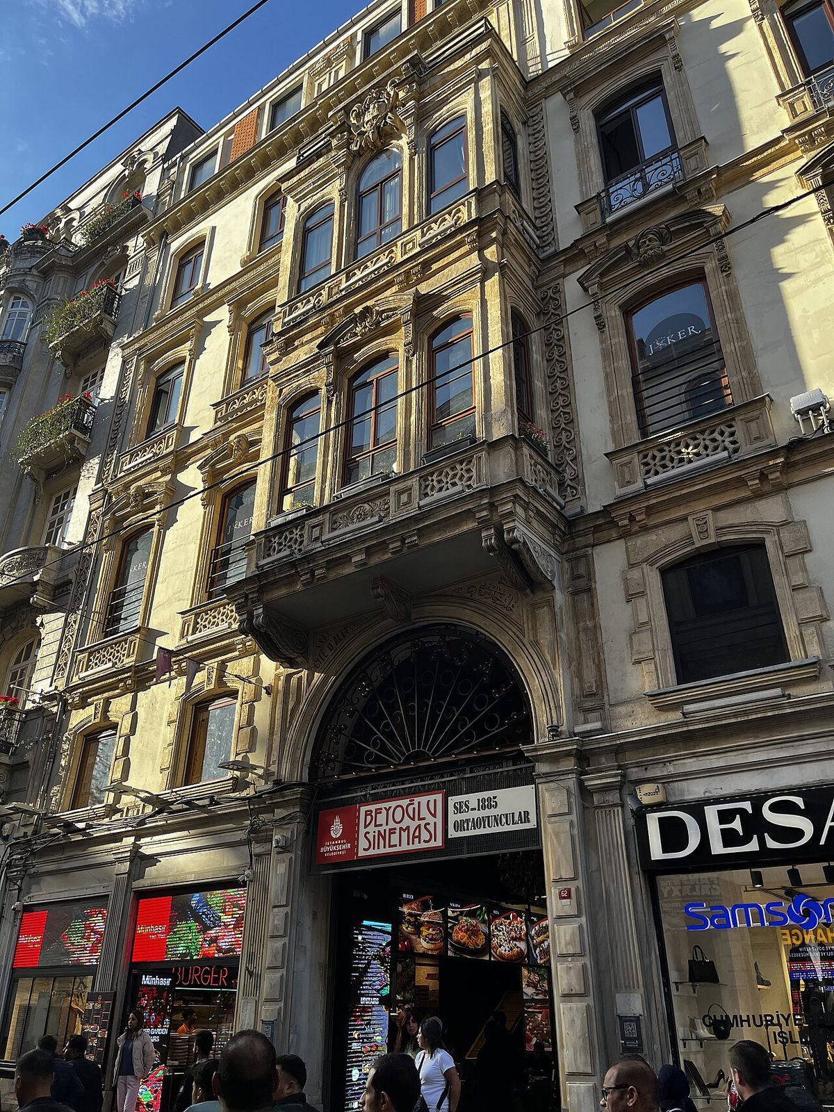 Beyoğlu'nda tarihî bir sinema salonu