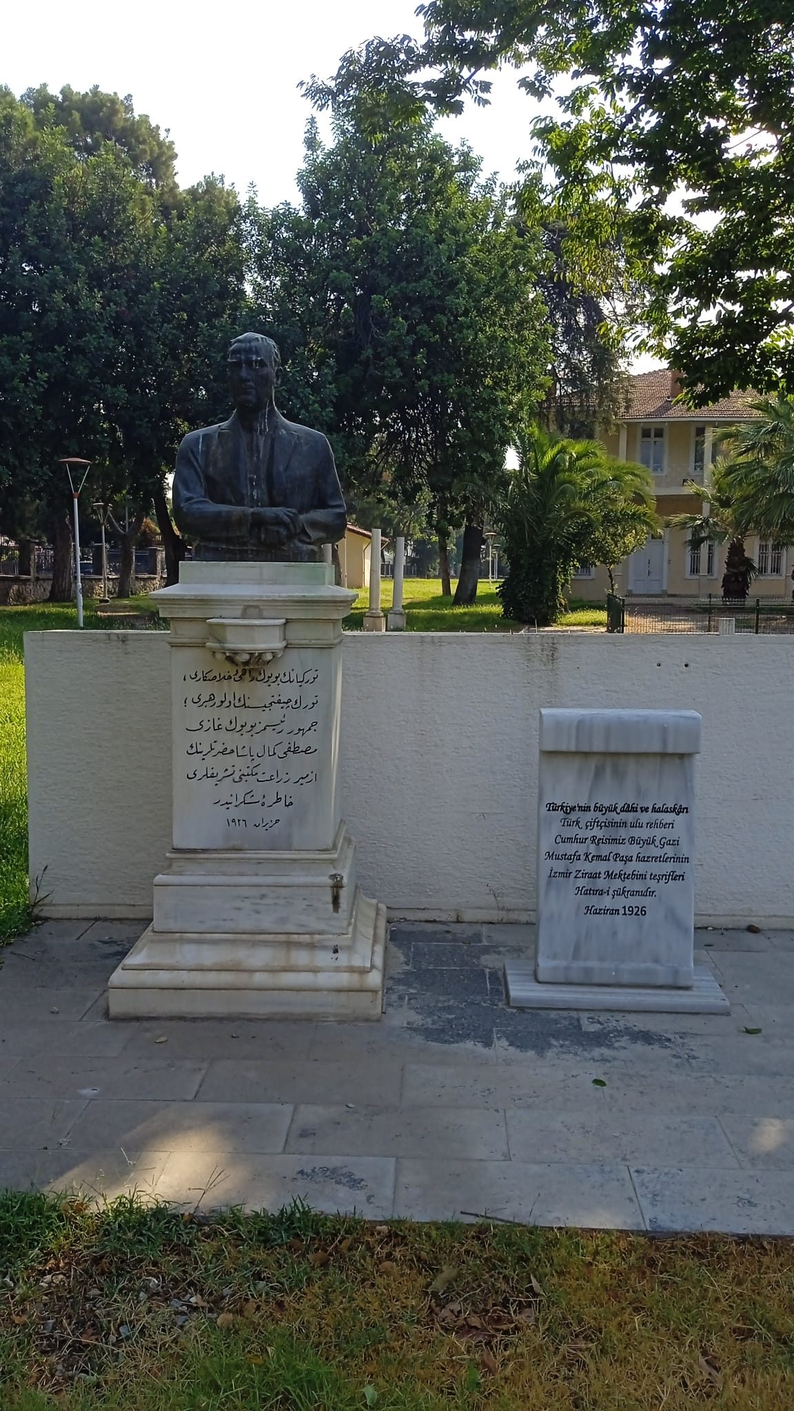 Bornova Sarı Köşk bahçesindeki Atatürk büstü