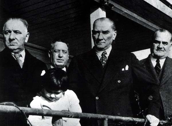 Salih Bozok, Ülkü Adatepe, Cevat Abbas Gürer, Atatürk ve Kılıç Ali bir arada