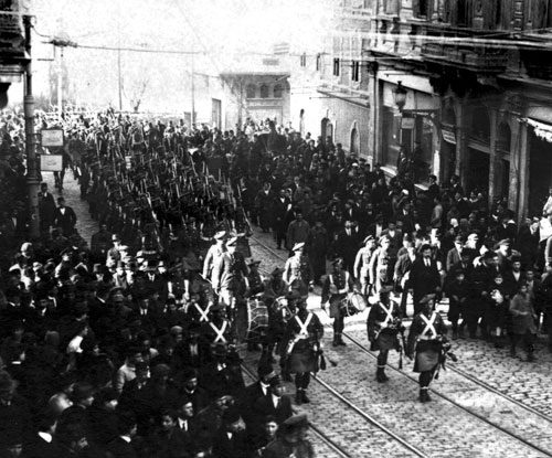 Beyoğlu'nda yürüyen İngiliz işgal birlikleri