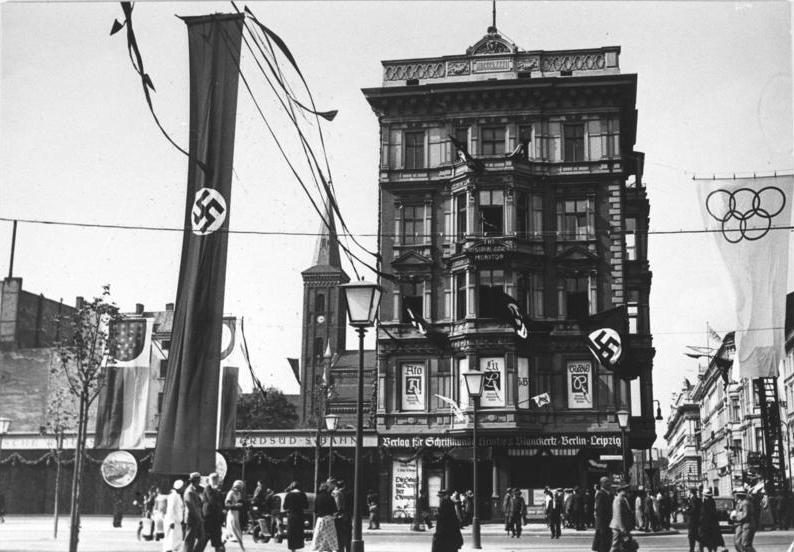 1936 Berlin Olimpiyatları sırasında süslenmiş bir Berlin caddesi