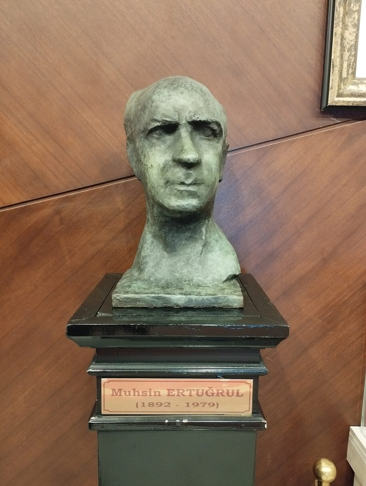 Muhsin Ertuğrul büstü