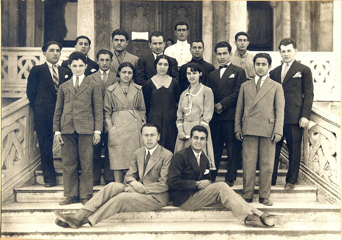 Ahmet Caferoğlu, İstanbul Üniversitesi'ndeki kız ve erkek öğrencileriyle
