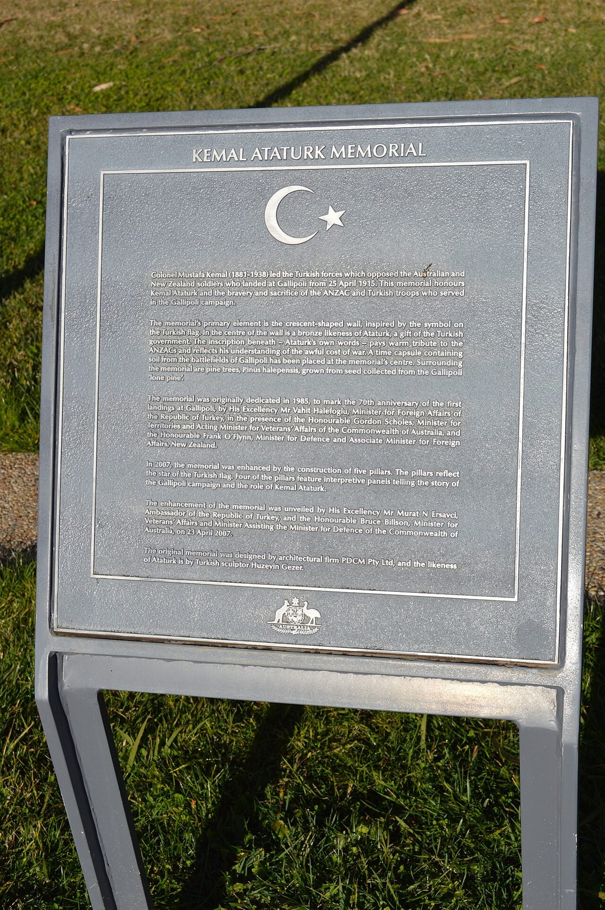 Canberra'daki anıtta İngilizce metnin yazılı olduğu plaket