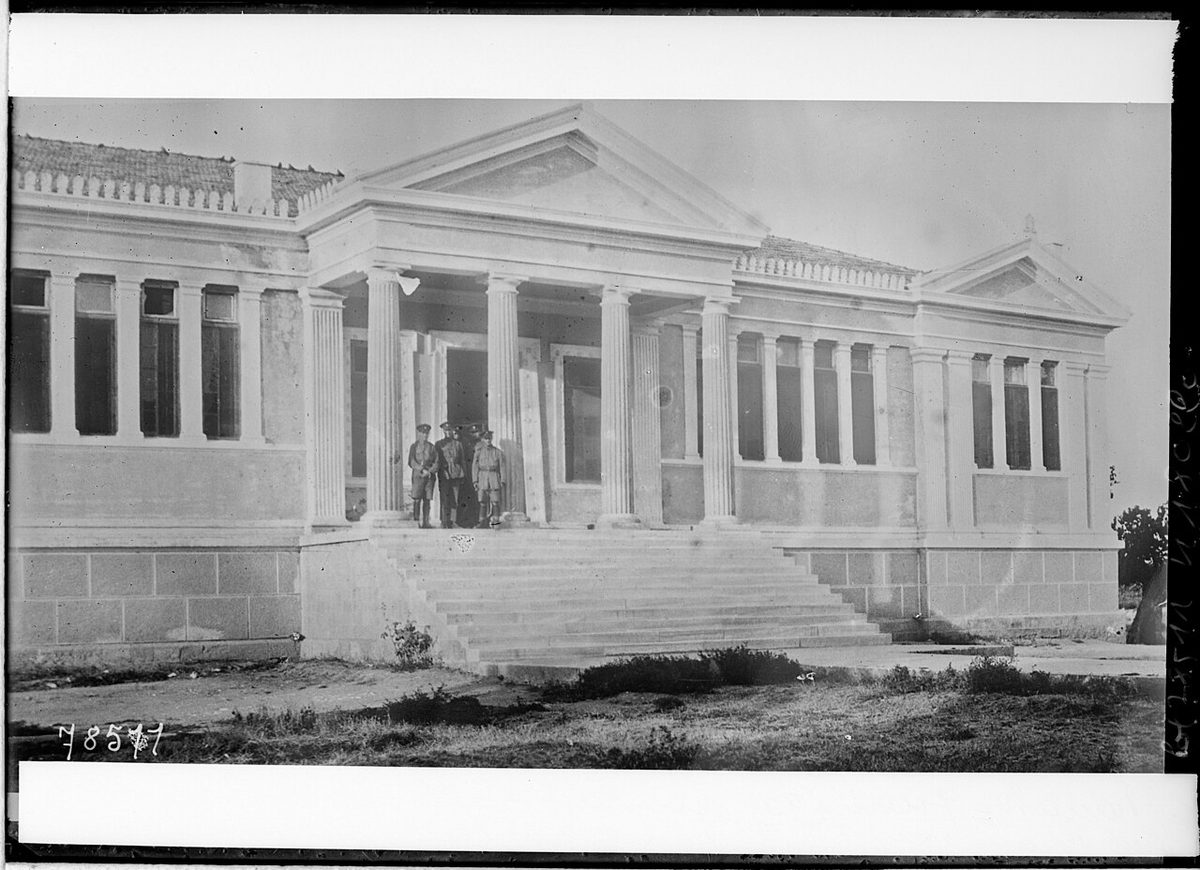 Çanakkale'de İngiliz karargâhı olarak kullanılan Rum okulu, 1922