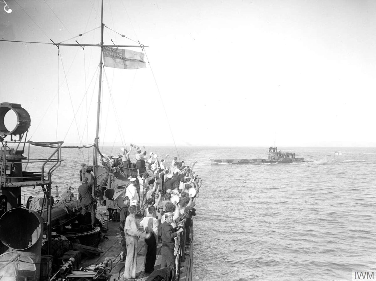 Marmara dönüşünde alkışlanan E11 denizaltısı